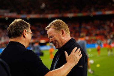 Jan Urban ve Ronald Koeman, Hollanda ve Polonya milli takımları arasında oynanan Dünya Kupası 2026 Avrupa ön eleme maçında görüldü (Maciej Rogowski / Ball Raw Images)