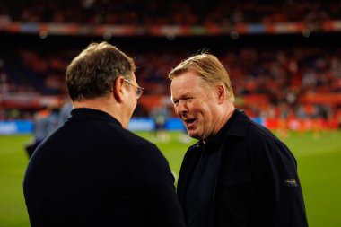 Jan Urban ve Ronald Koeman, Hollanda ve Polonya milli takımları arasında oynanan Dünya Kupası 2026 Avrupa ön eleme maçında görüldü (Maciej Rogowski / Ball Raw Images)