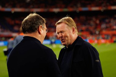 Jan Urban ve Ronald Koeman, Hollanda ve Polonya milli takımları arasında oynanan Dünya Kupası 2026 Avrupa ön eleme maçında görüldü (Maciej Rogowski / Ball Raw Images)