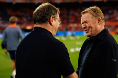 Jan Urban ve Ronald Koeman, Hollanda ve Polonya milli takımları arasında oynanan Dünya Kupası 2026 Avrupa ön eleme maçında görüldü (Maciej Rogowski / Ball Raw Images)