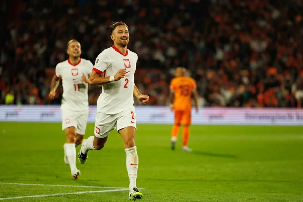 Matty Cash, Hollanda ve Polonya milli takımları arasında oynanan Dünya Kupası 2026 Avrupa ön eleme maçında gol attıktan sonra kutlama yaparken görüldü (Maciej Rogowski / Ball Raw Images)