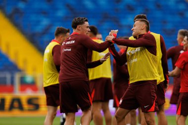 Nicola Zalewski ve Przemyslaw Frankowski, 2026 Dünya Kupası öncesinde Polonya Milli Futbol Takımı 'nın Finlandiya' ya karşı oynanan Resmi Basın Konferansı ve antrenmanı sırasında görüldüler. (Maciej Rogowski / Ball Raw Images)