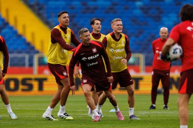 Jan Bednarek ve Robert Lewandowski, Polonya Milli Futbol Takımı 'nın 2026 Dünya Kupası öncesinde Finlandiya' ya karşı oynanan Resmi Basın Konferansı ve antrenmanı sırasında görüldü (Maciej Rogowski / Ball Raw Images)