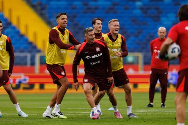 Jan Bednarek ve Robert Lewandowski, Polonya Milli Futbol Takımı 'nın 2026 Dünya Kupası öncesinde Finlandiya' ya karşı oynanan Resmi Basın Konferansı ve antrenmanı sırasında görüldü (Maciej Rogowski / Ball Raw Images)