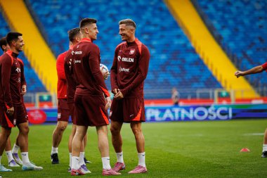 Piotr Zielinski, Krzysztof Piatek ve Robert Lewandowski, Polonya Milli Futbol Takımı 'nın 2026 Dünya Kupası öncesinde Finlandiya' ya karşı oynanan Resmi Basın Konferansı ve antrenmanı sırasında görüldü (Maciej Rogowski / Ball Raw Images))