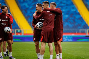 Piotr Zielinski, Krzysztof Piatek ve Robert Lewandowski, Polonya Milli Futbol Takımı 'nın 2026 Dünya Kupası öncesinde Finlandiya' ya karşı oynanan Resmi Basın Konferansı ve antrenmanı sırasında görüldü (Maciej Rogowski / Ball Raw Images))