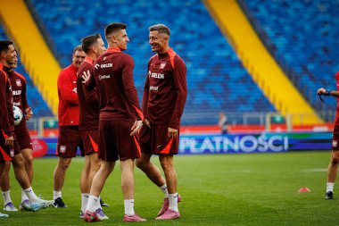 Piotr Zielinski, Krzysztof Piatek ve Robert Lewandowski, Polonya Milli Futbol Takımı 'nın 2026 Dünya Kupası öncesinde Finlandiya' ya karşı oynanan Resmi Basın Konferansı ve antrenmanı sırasında görüldü (Maciej Rogowski / Ball Raw Images))