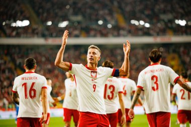 Robert Lewandowski, Polonya ve Finlandiya milli takımları arasındaki Dünya Kupası 2026 Avrupa ön eleme maçında Jakub Kaminski 'nin attığı gol üstüne gol üzerine kutlama yaparken görüldü (Maciej Rogowski / Ball Raw Images)