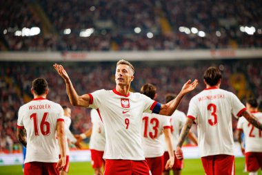 Robert Lewandowski, Polonya ve Finlandiya milli takımları arasındaki Dünya Kupası 2026 Avrupa ön eleme maçında Jakub Kaminski 'nin attığı gol üstüne gol üzerine kutlama yaparken görüldü (Maciej Rogowski / Ball Raw Images)