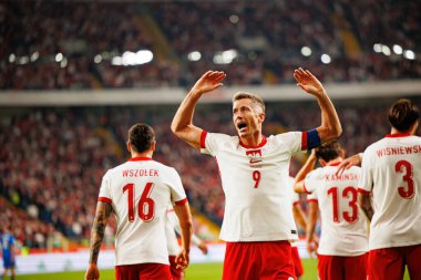 Robert Lewandowski, Polonya ve Finlandiya milli takımları arasındaki Dünya Kupası 2026 Avrupa ön eleme maçında Jakub Kaminski 'nin attığı gol üstüne gol üzerine kutlama yaparken görüldü (Maciej Rogowski / Ball Raw Images)