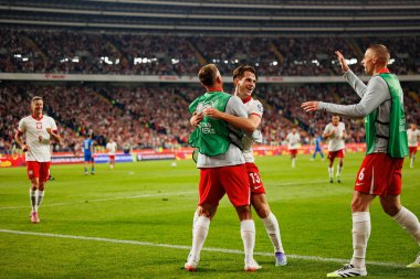 Jakub Kaminski ve Kamil Grosicki, Polonya ve Finlandiya milli takımları arasında oynanan 2026 Dünya Kupası Avrupa ön eleme maçında gol attıktan sonra kutlama yaparken görüldü. (Maciej Rogowski / Ball Raw Images)