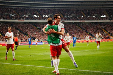Jakub Kaminski ve Kamil Grosicki, Polonya ve Finlandiya milli takımları arasında oynanan 2026 Dünya Kupası Avrupa ön eleme maçında gol attıktan sonra kutlama yaparken görüldü. (Maciej Rogowski / Ball Raw Images)