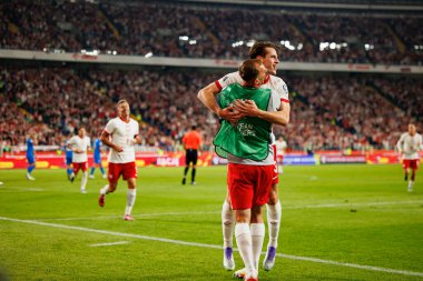 Jakub Kaminski, Polonya ve Finlandiya milli takımları arasında oynanan Dünya Kupası 2026 Avrupa ön eleme maçında gol attıktan sonra kutlama yaparken görüldü (Maciej Rogowski / Ball Raw Images)