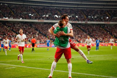 Jakub Kaminski ve Kamil Grosicki, Polonya ve Finlandiya milli takımları arasında oynanan 2026 Dünya Kupası Avrupa ön eleme maçında gol attıktan sonra kutlama yaparken görüldü. (Maciej Rogowski / Ball Raw Images)