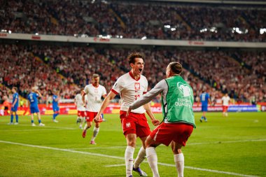 Jakub Kaminski, Polonya ve Finlandiya milli takımları arasında oynanan Dünya Kupası 2026 Avrupa ön eleme maçında gol attıktan sonra kutlama yaparken görüldü (Maciej Rogowski / Ball Raw Images)