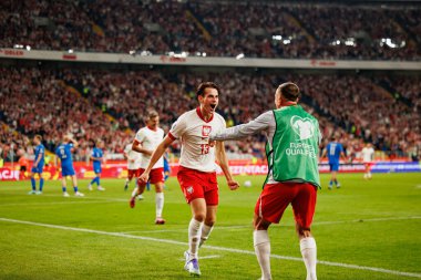 Jakub Kaminski, Polonya ve Finlandiya milli takımları arasında oynanan Dünya Kupası 2026 Avrupa ön eleme maçında gol attıktan sonra kutlama yaparken görüldü (Maciej Rogowski / Ball Raw Images)