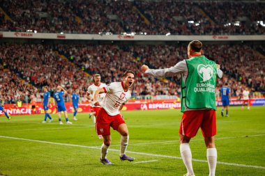 Jakub Kaminski, Polonya ve Finlandiya milli takımları arasında oynanan Dünya Kupası 2026 Avrupa ön eleme maçında gol attıktan sonra kutlama yaparken görüldü (Maciej Rogowski / Ball Raw Images)