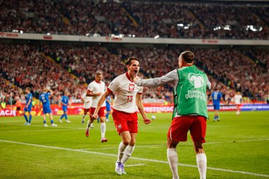 Jakub Kaminski, Polonya ve Finlandiya milli takımları arasında oynanan Dünya Kupası 2026 Avrupa ön eleme maçında gol attıktan sonra kutlama yaparken görüldü (Maciej Rogowski / Ball Raw Images)