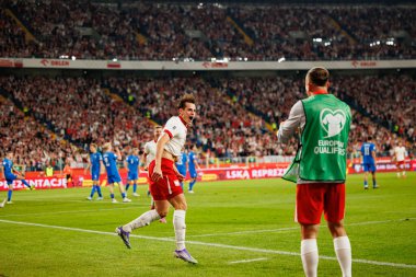 Jakub Kaminski, Polonya ve Finlandiya milli takımları arasında oynanan Dünya Kupası 2026 Avrupa ön eleme maçında gol attıktan sonra kutlama yaparken görüldü (Maciej Rogowski / Ball Raw Images)