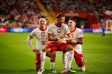 Piotr Zielinski, Matty Cash ve Nicola Zalewski, Polonya ve Finlandiya milli takımları arasında oynanan Dünya Kupası 2026 Avrupa ön eleme maçında gol attıktan sonra kutlama yaparken görüldü (Maciej Rogowski / Ball Raw Images)