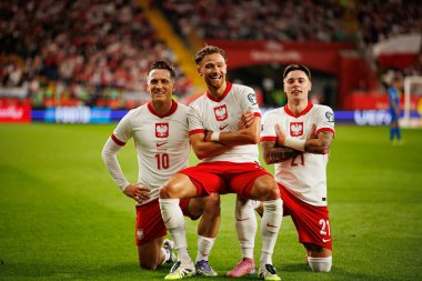 Piotr Zielinski, Matty Cash ve Nicola Zalewski, Polonya ve Finlandiya milli takımları arasında oynanan Dünya Kupası 2026 Avrupa ön eleme maçında gol attıktan sonra kutlama yaparken görüldü (Maciej Rogowski / Ball Raw Images)