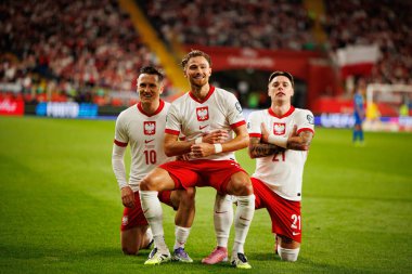 Piotr Zielinski, Matty Cash ve Nicola Zalewski, Polonya ve Finlandiya milli takımları arasında oynanan Dünya Kupası 2026 Avrupa ön eleme maçında gol attıktan sonra kutlama yaparken görüldü (Maciej Rogowski / Ball Raw Images)