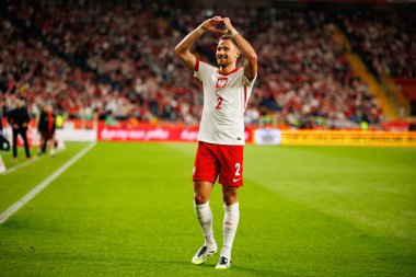 Matty Cash, Polonya ve Finlandiya milli takımları arasında oynanan Dünya Kupası 2026 Avrupa ön eleme maçında gol attıktan sonra kutlama yaparken görüldü (Maciej Rogowski / Ball Raw Images)