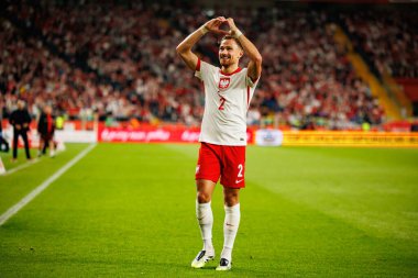 Matty Cash, Polonya ve Finlandiya milli takımları arasında oynanan Dünya Kupası 2026 Avrupa ön eleme maçında gol attıktan sonra kutlama yaparken görüldü (Maciej Rogowski / Ball Raw Images)