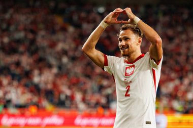 Matty Cash, Polonya ve Finlandiya milli takımları arasında oynanan Dünya Kupası 2026 Avrupa ön eleme maçında gol attıktan sonra kutlama yaparken görüldü (Maciej Rogowski / Ball Raw Images)