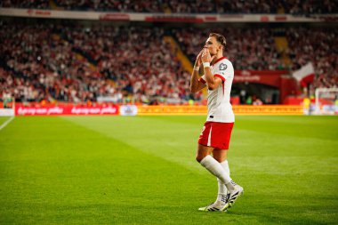 Matty Cash, Polonya ve Finlandiya milli takımları arasında oynanan Dünya Kupası 2026 Avrupa ön eleme maçında gol attıktan sonra kutlama yaparken görüldü (Maciej Rogowski / Ball Raw Images)