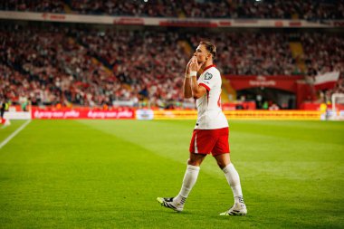 Matty Cash, Polonya ve Finlandiya milli takımları arasında oynanan Dünya Kupası 2026 Avrupa ön eleme maçında gol attıktan sonra kutlama yaparken görüldü (Maciej Rogowski / Ball Raw Images)