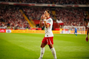 Matty Cash, Polonya ve Finlandiya milli takımları arasında oynanan Dünya Kupası 2026 Avrupa ön eleme maçında gol attıktan sonra kutlama yaparken görüldü (Maciej Rogowski / Ball Raw Images)