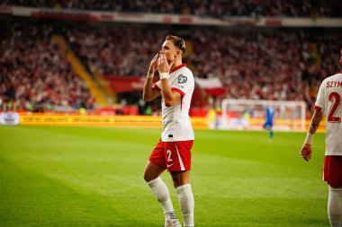 Matty Cash, Polonya ve Finlandiya milli takımları arasında oynanan Dünya Kupası 2026 Avrupa ön eleme maçında gol attıktan sonra kutlama yaparken görüldü (Maciej Rogowski / Ball Raw Images)