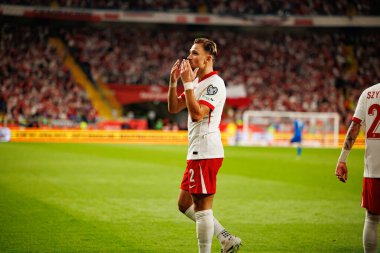 Matty Cash, Polonya ve Finlandiya milli takımları arasında oynanan Dünya Kupası 2026 Avrupa ön eleme maçında gol attıktan sonra kutlama yaparken görüldü (Maciej Rogowski / Ball Raw Images)