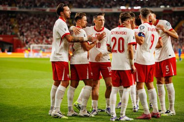 Polonyalı oyuncular, Polonya ve Finlandiya milli takımları arasında oynanan Dünya Kupası 2026 Avrupa ön eleme maçında Matty Cash 'ten gol üstüne gol atarken görüldü (Maciej Rogowski / Ball Raw Images)