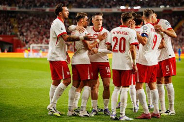 Polonyalı oyuncular, Polonya ve Finlandiya milli takımları arasında oynanan Dünya Kupası 2026 Avrupa ön eleme maçında Matty Cash 'ten gol üstüne gol atarken görüldü (Maciej Rogowski / Ball Raw Images)