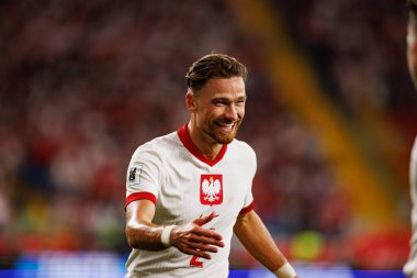 Matty Cash, Polonya ve Finlandiya milli takımları arasında oynanan Dünya Kupası 2026 Avrupa ön eleme maçında gol attıktan sonra kutlama yaparken görüldü (Maciej Rogowski / Ball Raw Images)