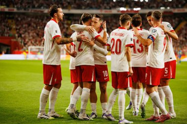 Polonyalı oyuncular, Polonya ve Finlandiya milli takımları arasında oynanan Dünya Kupası 2026 Avrupa ön eleme maçında Matty Cash 'ten gol üstüne gol atarken görüldü (Maciej Rogowski / Ball Raw Images)