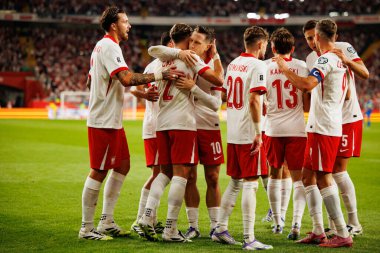 Polonyalı oyuncular, Polonya ve Finlandiya milli takımları arasında oynanan Dünya Kupası 2026 Avrupa ön eleme maçında Matty Cash 'ten gol üstüne gol atarken görüldü (Maciej Rogowski / Ball Raw Images)