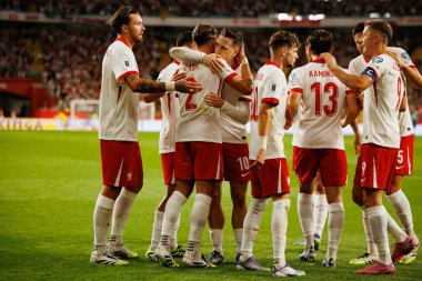 Polonyalı oyuncular, Polonya ve Finlandiya milli takımları arasında oynanan Dünya Kupası 2026 Avrupa ön eleme maçında Matty Cash 'ten gol üstüne gol atarken görüldü (Maciej Rogowski / Ball Raw Images)