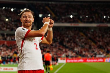 Matty Cash, Polonya ve Finlandiya milli takımları arasında oynanan Dünya Kupası 2026 Avrupa ön eleme maçında gol attıktan sonra kutlama yaparken görüldü (Maciej Rogowski / Ball Raw Images)