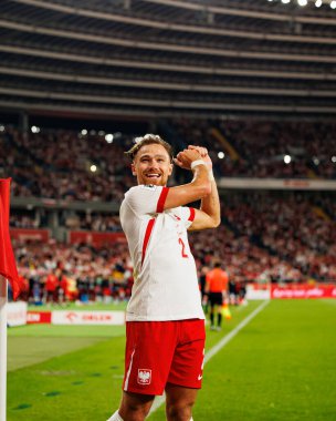 Matty Cash, Polonya ve Finlandiya milli takımları arasında oynanan Dünya Kupası 2026 Avrupa ön eleme maçında gol attıktan sonra kutlama yaparken görüldü (Maciej Rogowski / Ball Raw Images)