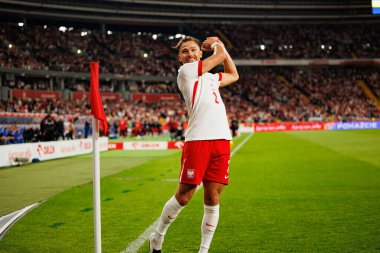 Matty Cash, Polonya ve Finlandiya milli takımları arasında oynanan Dünya Kupası 2026 Avrupa ön eleme maçında gol attıktan sonra kutlama yaparken görüldü (Maciej Rogowski / Ball Raw Images)