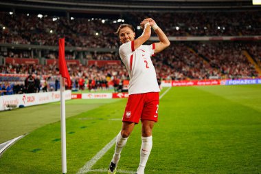 Matty Cash, Polonya ve Finlandiya milli takımları arasında oynanan Dünya Kupası 2026 Avrupa ön eleme maçında gol attıktan sonra kutlama yaparken görüldü (Maciej Rogowski / Ball Raw Images)