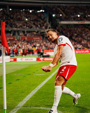 Matty Cash, Polonya ve Finlandiya milli takımları arasında oynanan Dünya Kupası 2026 Avrupa ön eleme maçında gol attıktan sonra kutlama yaparken görüldü (Maciej Rogowski / Ball Raw Images)