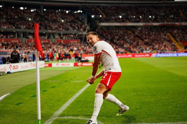 Matty Cash, Polonya ve Finlandiya milli takımları arasında oynanan Dünya Kupası 2026 Avrupa ön eleme maçında gol attıktan sonra kutlama yaparken görüldü (Maciej Rogowski / Ball Raw Images)