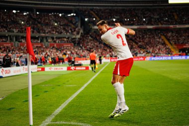 Matty Cash, Polonya ve Finlandiya milli takımları arasında oynanan Dünya Kupası 2026 Avrupa ön eleme maçında gol attıktan sonra kutlama yaparken görüldü (Maciej Rogowski / Ball Raw Images)