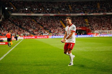 Matty Cash, Polonya ve Finlandiya milli takımları arasında oynanan Dünya Kupası 2026 Avrupa ön eleme maçında gol attıktan sonra kutlama yaparken görüldü (Maciej Rogowski / Ball Raw Images)