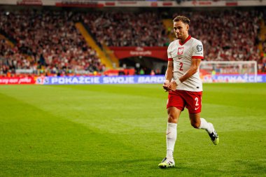 Matty Cash, Polonya ve Finlandiya milli takımları arasında oynanan Dünya Kupası 2026 Avrupa ön eleme maçında gol attıktan sonra kutlama yaparken görüldü (Maciej Rogowski / Ball Raw Images)