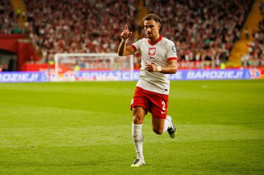 Matty Cash, Polonya ve Finlandiya milli takımları arasında oynanan Dünya Kupası 2026 Avrupa ön eleme maçında gol attıktan sonra kutlama yaparken görüldü (Maciej Rogowski / Ball Raw Images)